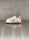 4B12 - Sneakers PLAY.NEW - D2001 in pelle bianca con talloncino fuxia e logo verde tiffany