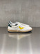 4B12 - Sneakers PLAY.NEW - U1002 in pelle bianca con talloncino verde e logo giallo