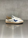 4B12 - Sneakers PLAY.NEW - U1005 in pelle bianca con talloncino fango e logo blu