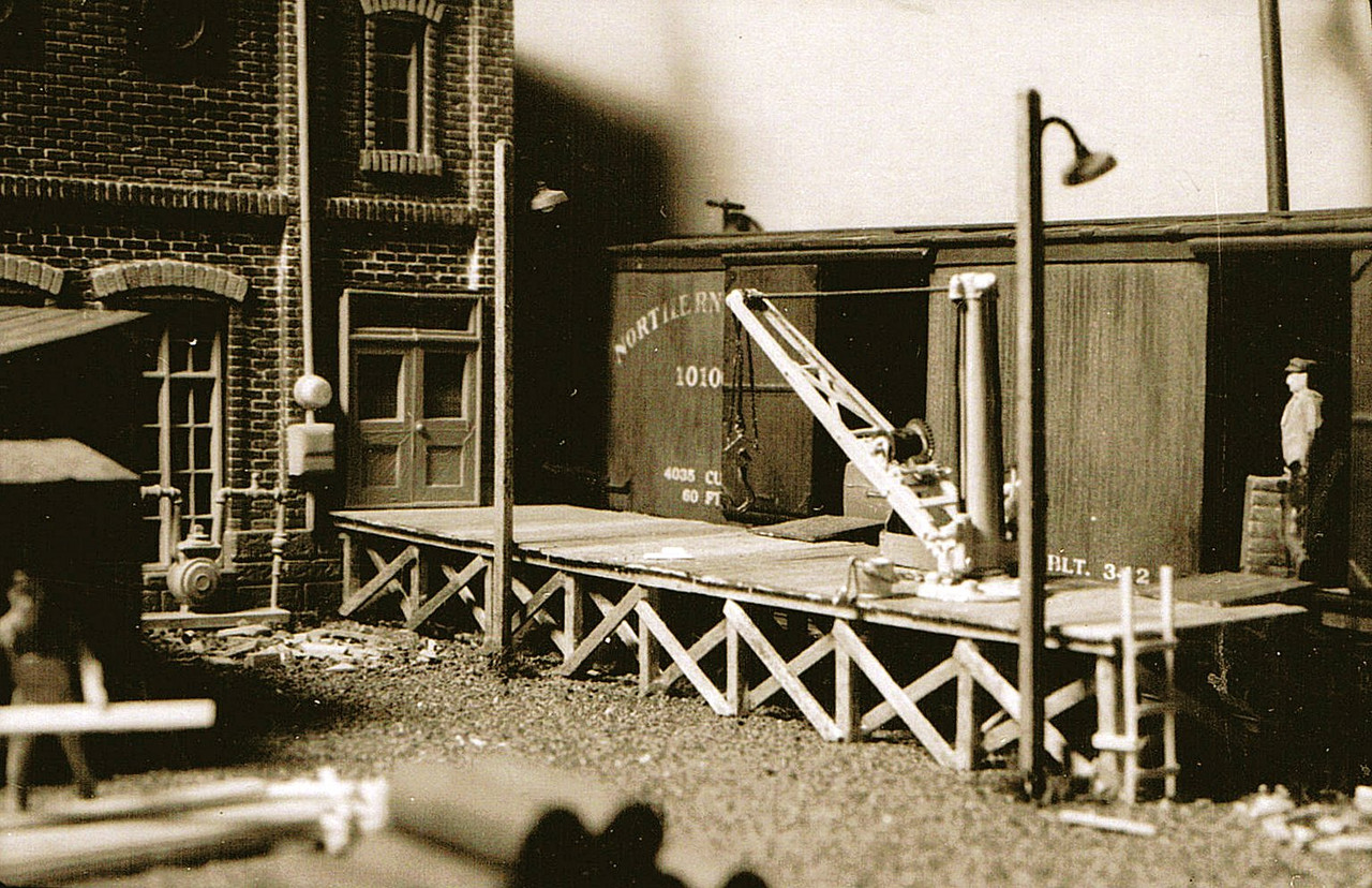 Tool House & Loading Dock w/Pillar Crane Kit
