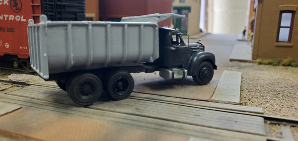 1953-64 Mack B71 Truck Kit  with Curved Sided Dump Box Kit