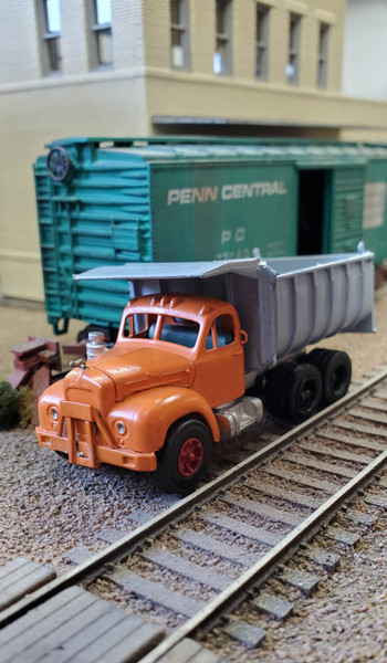 1953-64 Mack B42 / B61 Truck with Curved Sided Dump Body Kit