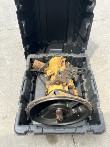 KOMATSU INDUSTRIAL TRANSMISSION 708-2H-21120H1 WITH CASE USED AS IS WE SHIP