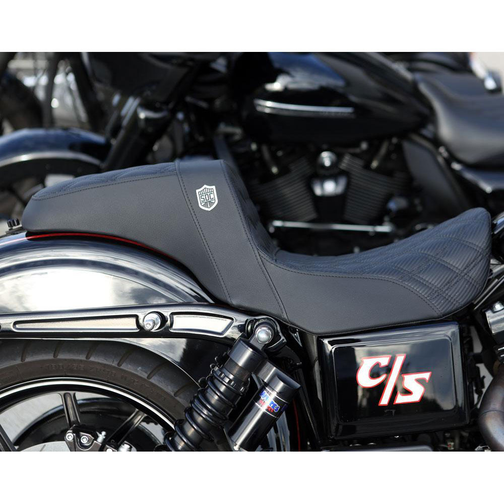 FXD ダイナ　2006〜2017 SaddleMen SDC サドルマン風 Saddlemen x San Diego Customs Step Up Seat Gripper fits '06-'17