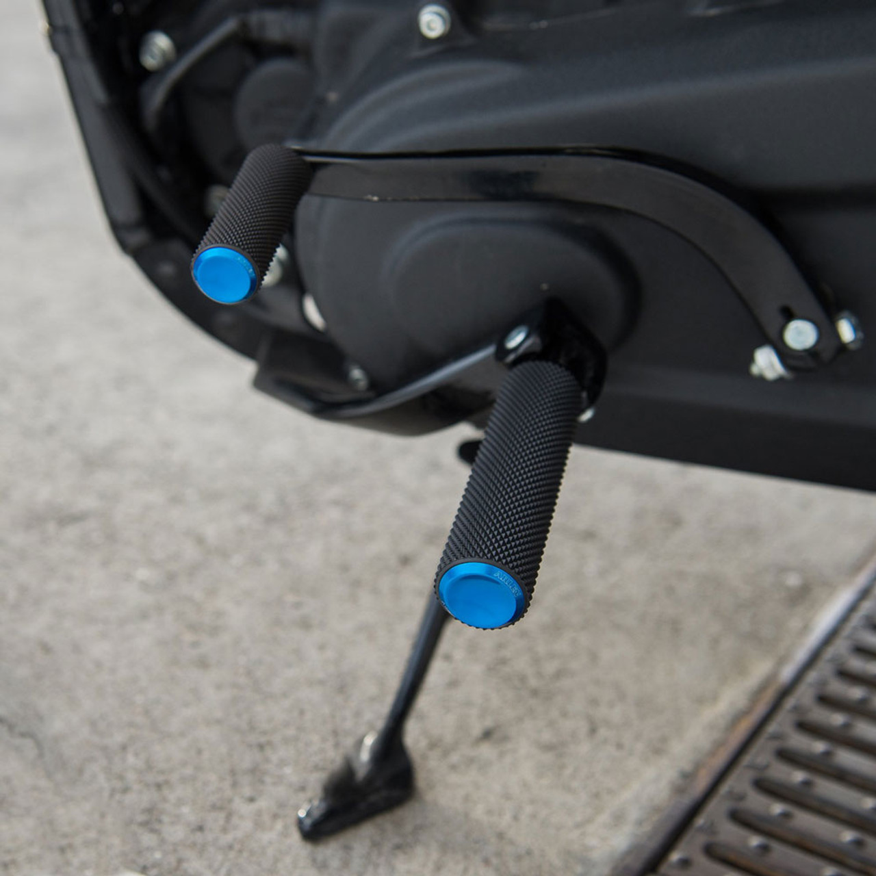 Arlen Ness Knurled Fusion Foot Pegs for Harley - Blue