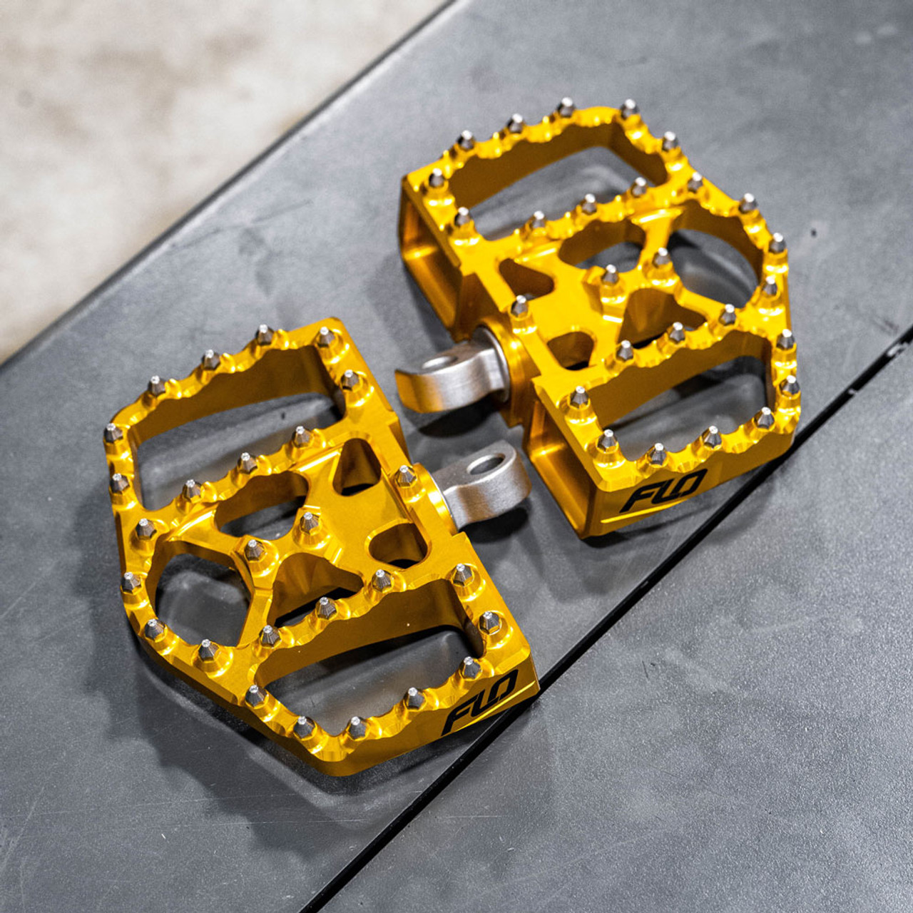 floページ Flo Motorsports V4 Mini Floor Boards Foot Pegs for Harley