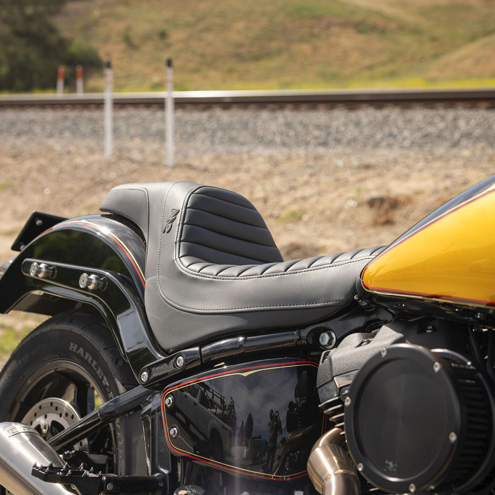 MADNESS  Lサイズ Thrashin x Saddlemen Step Up Tuck-N-Roll Seat for 2018-Up Harley