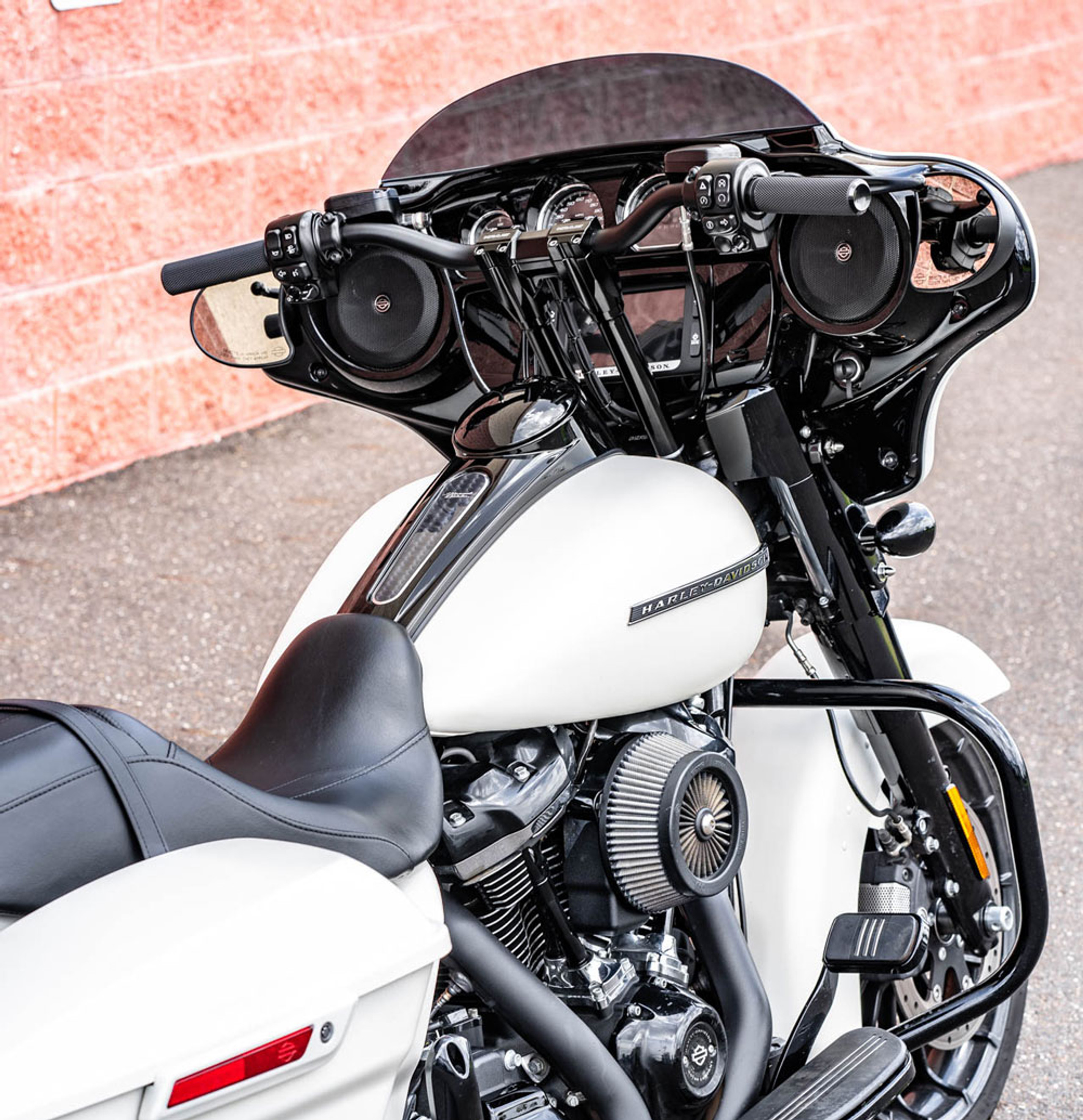 Kraus Handlebars, Risers and Raptor Plate 2018 Harley Street Glide