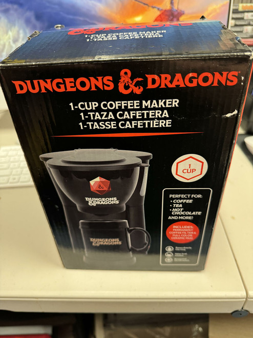 Uncanny Brands Dungeons & Dragons Single Cup Coffee Maker with Mug NEW in BOX!