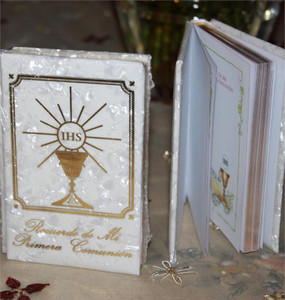 Mother of Pearl First communion Missal - Prayer Book with Gold Chalice - SPANISH Mother of Pearl First communion Missal - Prayer Book with Gold Chalice - SPANISH