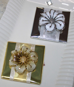 Gorgeous Decorated Chocolate Favor with Fancy Daisy Flower