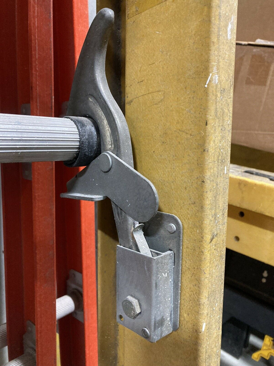 LadderProducts.com | Southwestern Bell Extension Ladder Round Rung Lock Kit (Right Hand)
