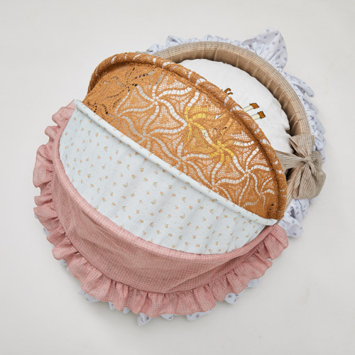 Louisdog Vintage Croche Cradle