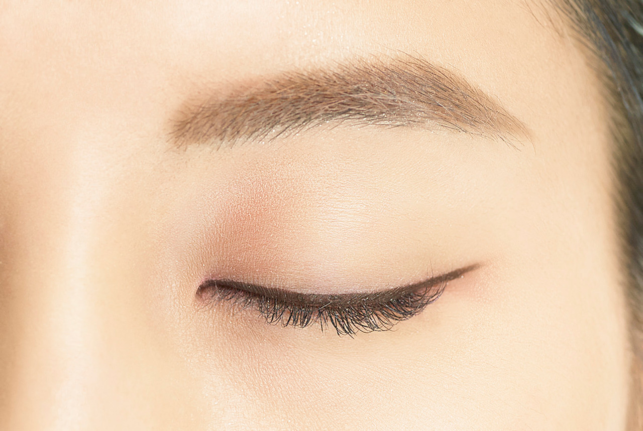 An image showing the Daisy Doll Eye Liner applied to the eye in a wing. This shade is BK01, a true black.