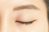 An image showing the Daisy Doll Eye Liner applied to the eye in a wing. This shade is BR01, a dark brown.
