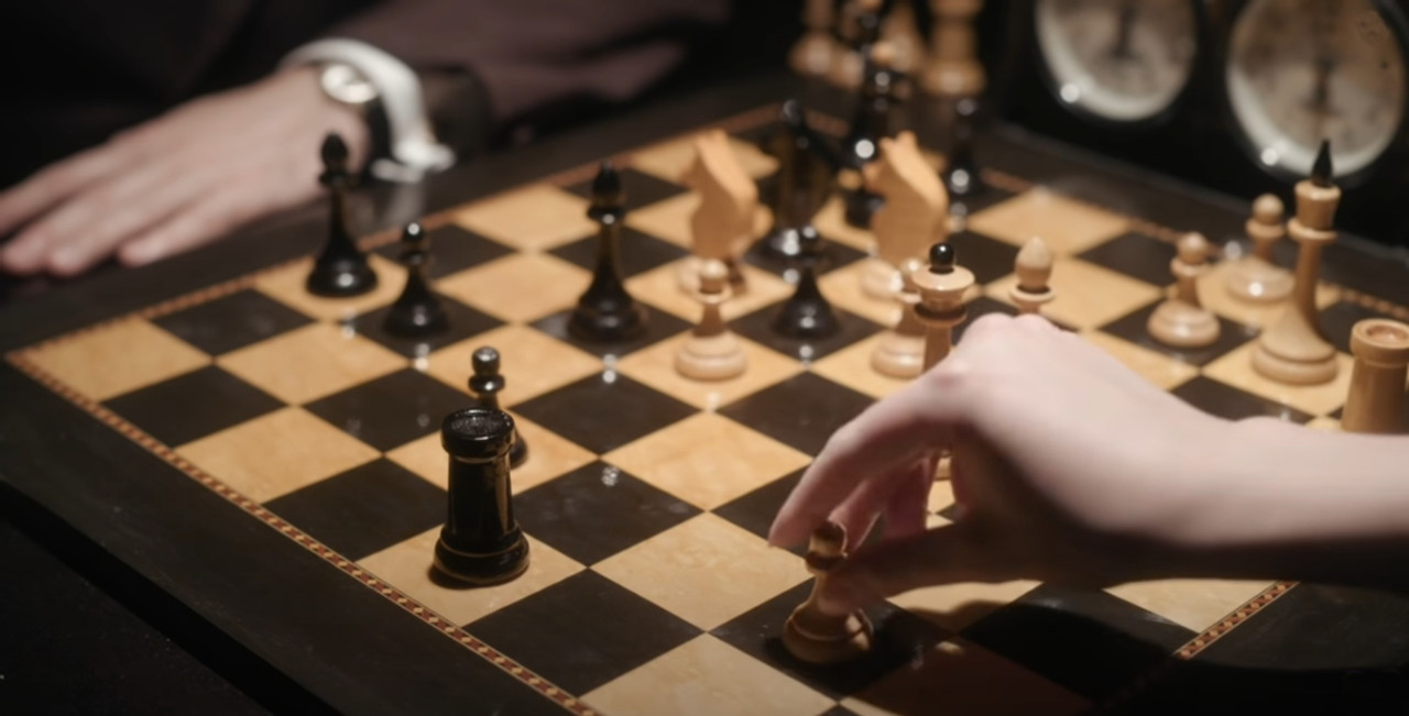 The Queen's Gambit Final Game Chess Set Ebonized & Boxwood Pieces with Queen's  Gambit Board - 4 King - The Chess Store