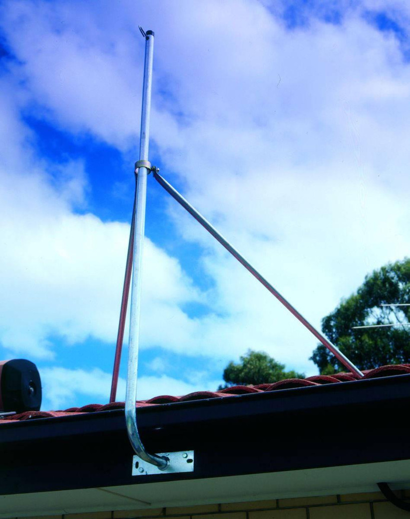 Hills Antenna FB607070 installed on roof mount providing mast support