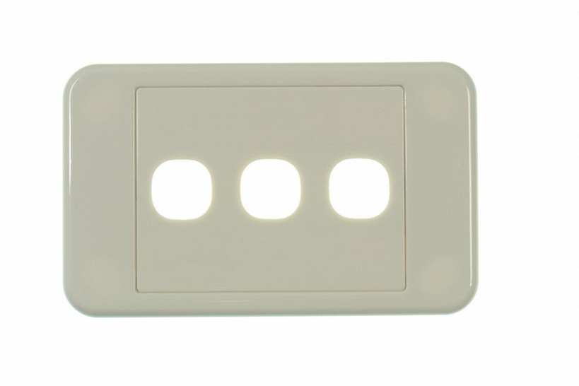 Front view of Digitek 3 gang wallplate white, no mechanism