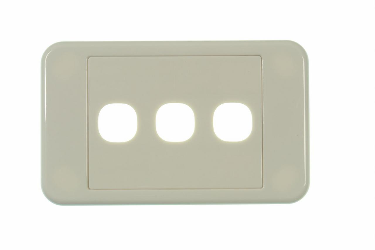 Front view of Digitek 3 gang wallplate white, no mechanism