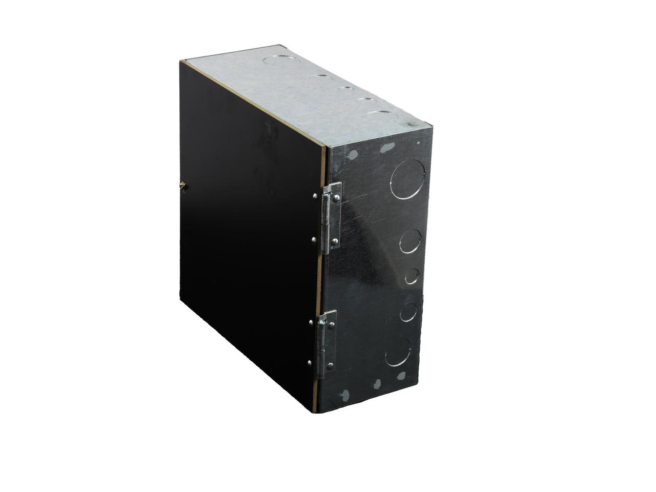 Side profile of Digitek 27MR1414U-6 panel, highlighting IP20 rating, M5 earth stud, and corrosive-resistant construction