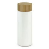 A drink bottle in white ceramic with a bamboo lid, featuring a sleek, modern design and a logo.