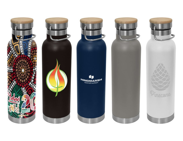A drink bottle collection featuring five designs, including various colours and bamboo lids. Each has a metallic body and a logo.