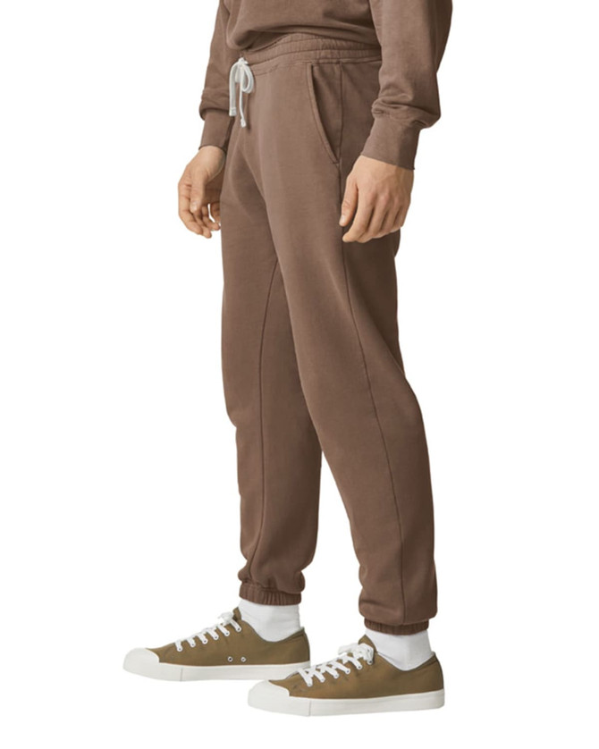 Lightweight brown sweatpants with an elastic waistband and drawstring, featuring side pockets and a casual fit.