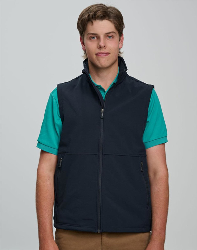 A men's softshell hi-tech vest in navy blue, featuring a zip front and side pockets, worn over a black t-shirt.