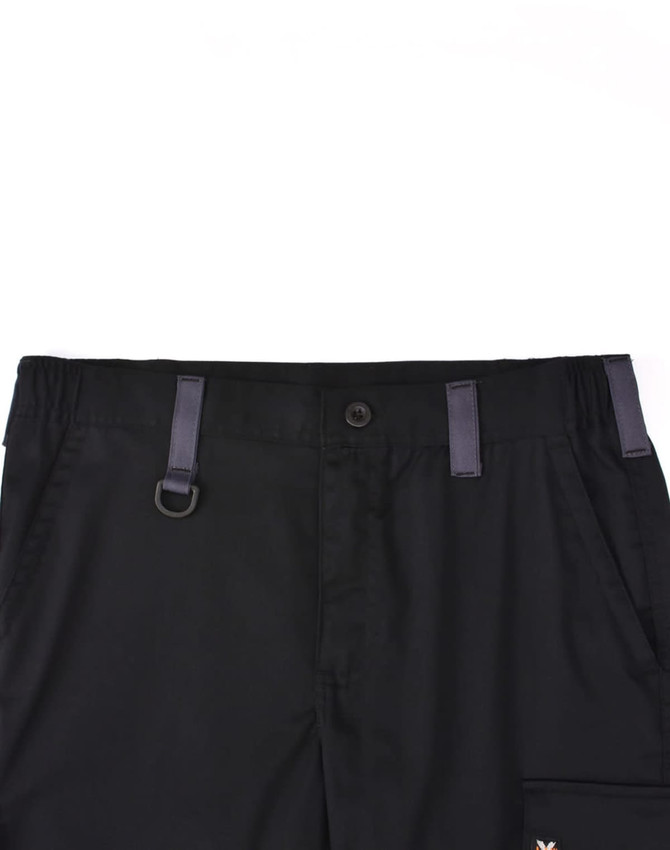 Unisex black utility stretch cargo work shorts featuring pockets and a branded logo. Elastic waistband with belt loops.