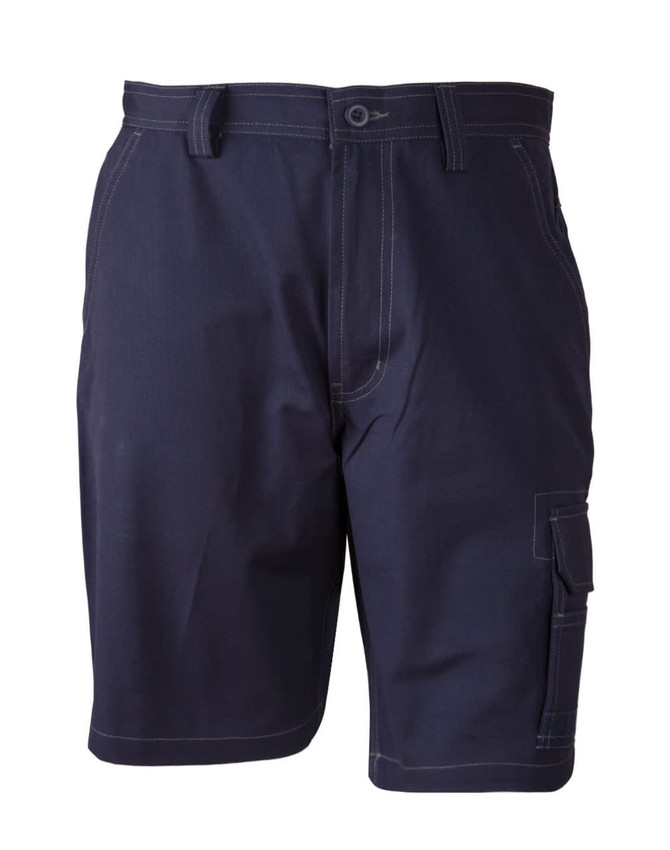 Lightweight semi-fitted cargo shorts in navy, featuring multiple pockets and a sturdy design. Includes a logo.