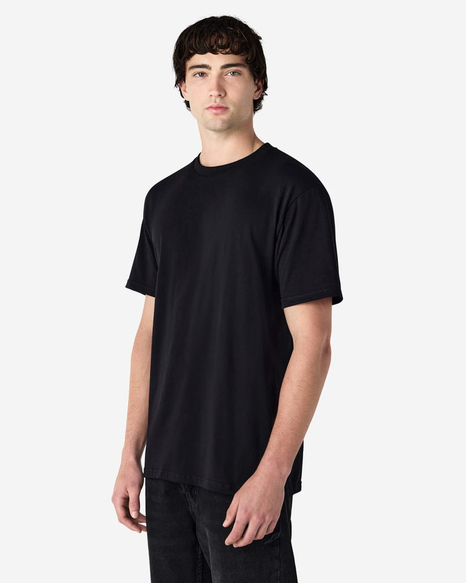 A black Gildan Hammer Adult T-Shirt on a model, featuring a plain design and a logo on the shirt.