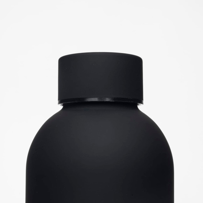 A drink bottle in matte black with a rounded body and a black screw-on lid. It features a logo on the side.