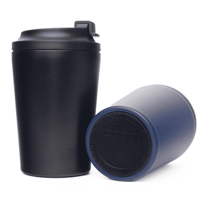 A double-walled coffee cup in black and navy blue, featuring a lid and a branded base.