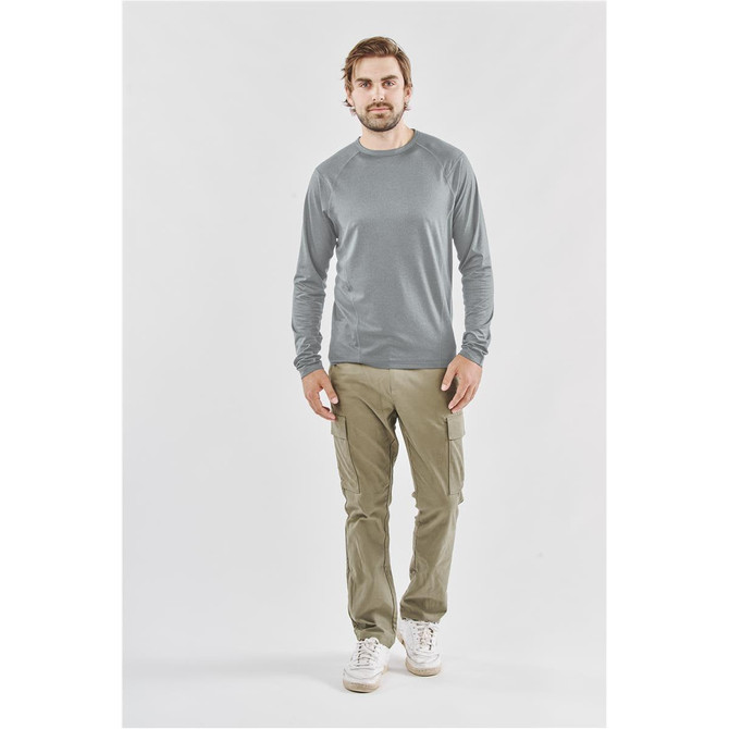 Men's long-sleeve t-shirt in light grey, paired with beige cargo pants and white shoes. Features a logo.