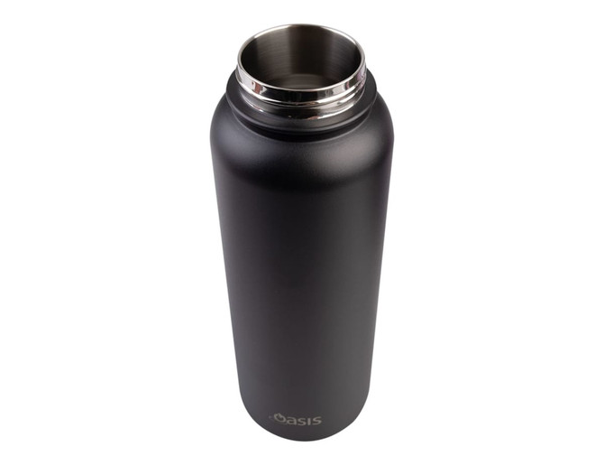 A drink bottle in matte black with a stainless steel neck and a logo, featuring a vacuum quick release cap.
