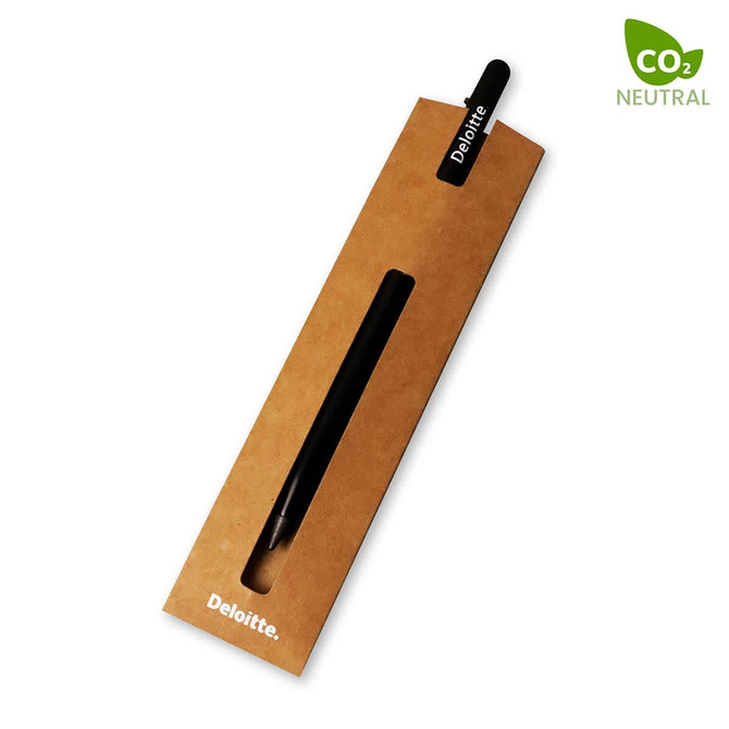 A grey graphite pencil in a cardboard packaging with a branding logo and a CO2 neutral label.