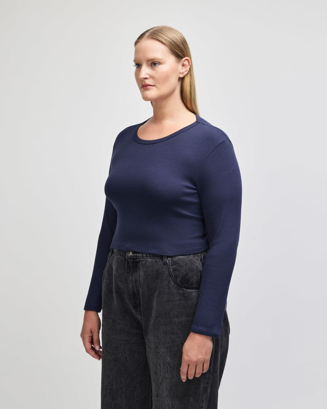 A fitted, long-sleeve crop t-shirt in navy blue, featuring a round neckline and a logo.