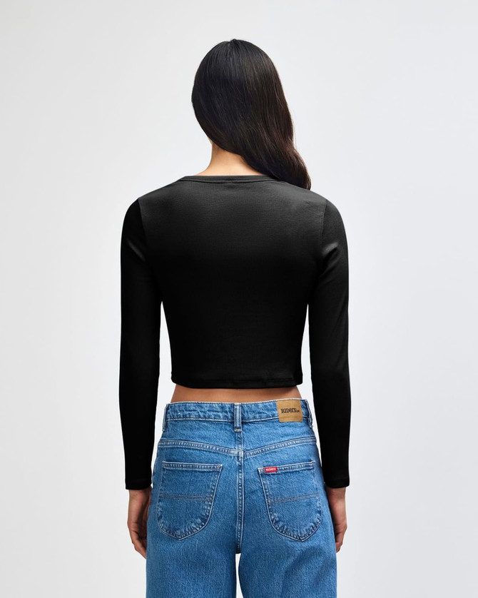 A black cropped long-sleeve fitted T-shirt seen from the back, paired with blue jeans.