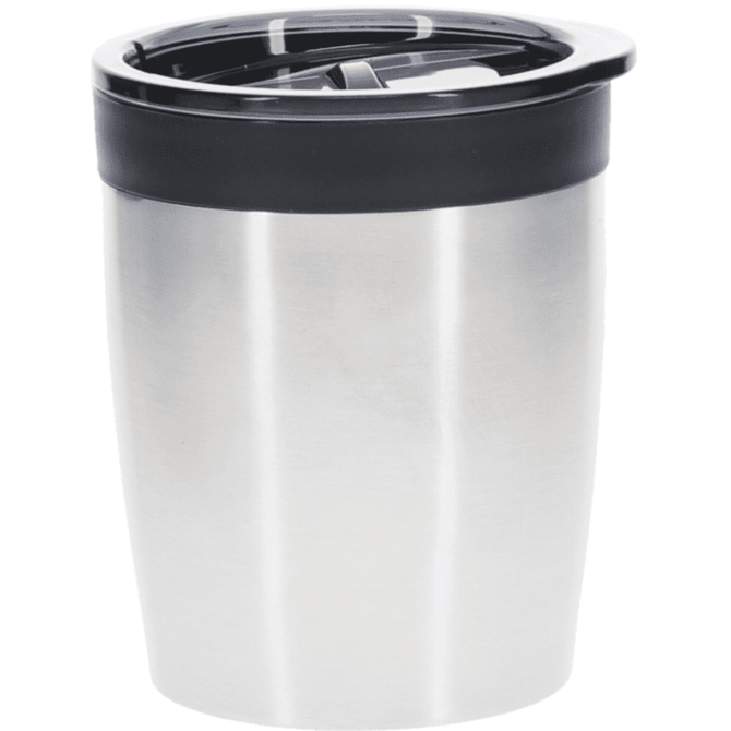 A drink mug in silver stainless steel with a black lid, featuring a logo.