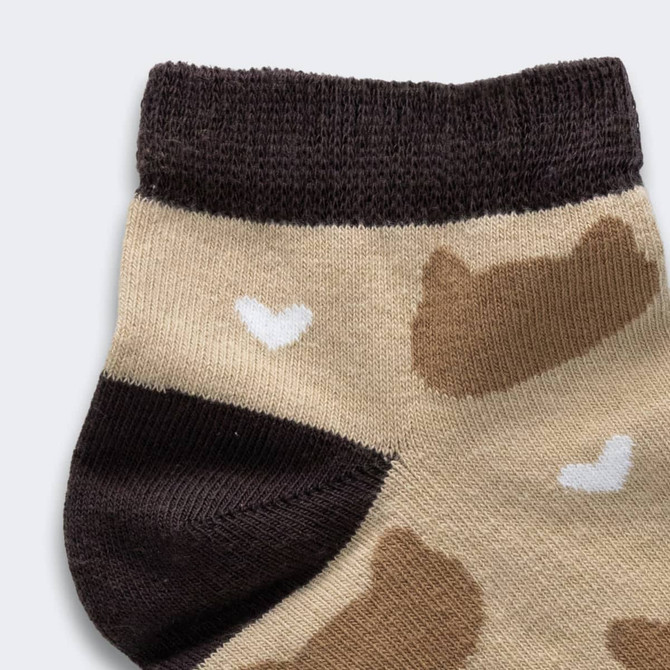 Knitted ankle socks in beige with brown and white heart patterns. The design features cute bear shapes.