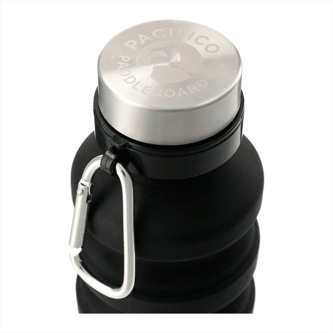 A drink bottle in black silicone with a stainless steel cap and a carabiner clip, featuring a logo on the cap.