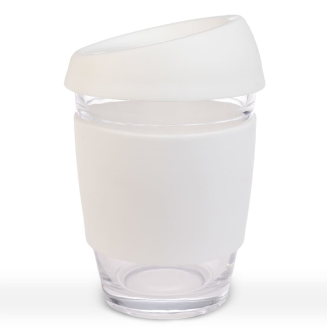 A reusable coffee cup in transparent glass with a white silicone lid and sleeve. Features a logo.