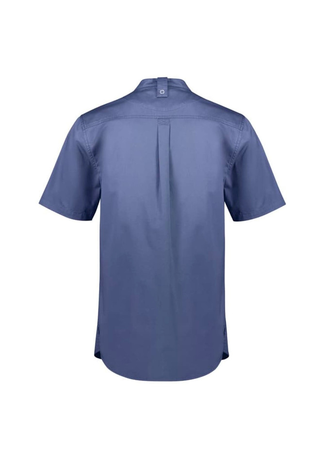 A short-sleeve chef shirt in navy blue with a back pleat and a logo on the neckline.
