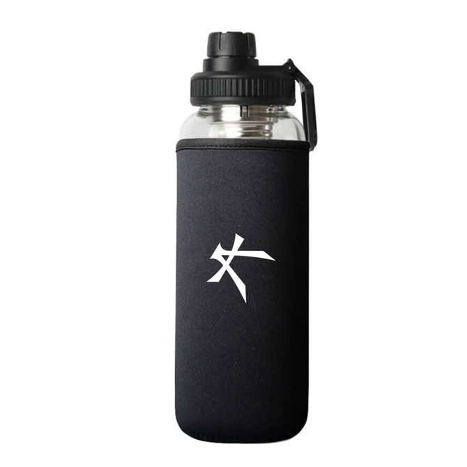 A drink bottle with a transparent body, black neoprene sleeve, and a black lid, featuring a logo.