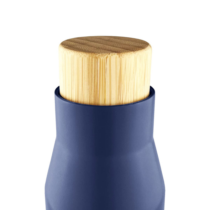 A drink bottle in navy blue with a natural bamboo lid. It features a sleek design and includes a logo.