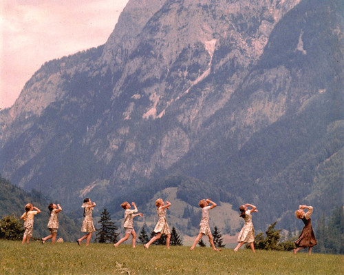 1136_SoundOfMusic_JulieAndrews_Children_DoReMi_Mountain_662.jpg Poster Canvas Mo