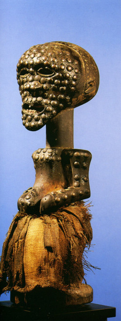 1801-1900 Statue Songye en bois, tissu, clous, Zaire Rule Songye out of wood, fa