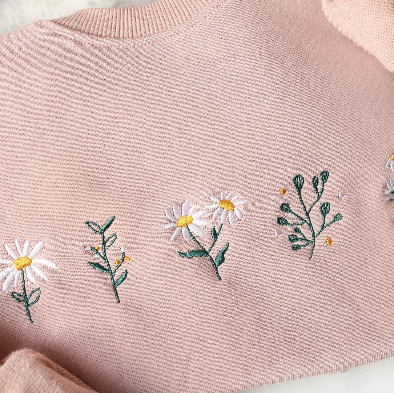 トップス licht bestreben FLOWER EMBROIDERY SWEAT Lavender Flower Embroidered Sweatshirt, Crewneck White