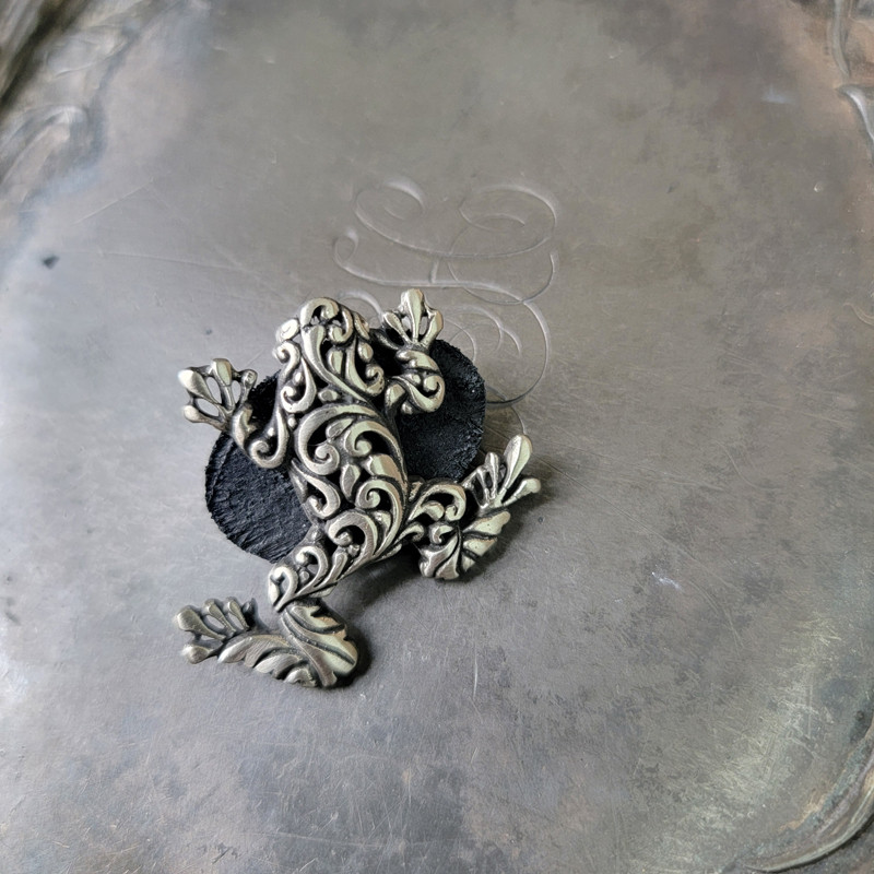 Filigree Tree Frog Stud Button