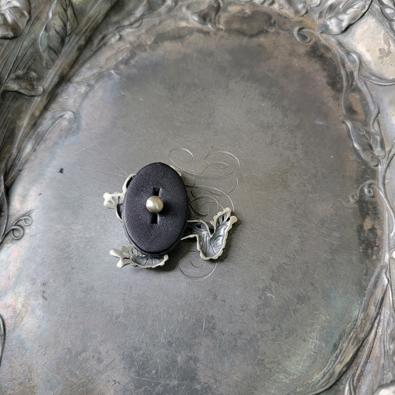 Filigree Tree Frog Stud Button